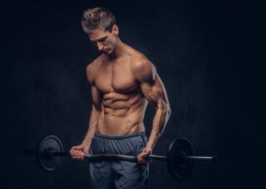Yakışıklı gömleksiz adam şık saç ve kas ectomorph halter ile egzersizleri yapıyor.