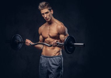 Yakışıklı gömleksiz adam şık saç ve kas ectomorph halter ile egzersizleri yapıyor.