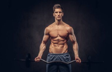 Yakışıklı gömleksiz adam şık saç ve kas ectomorph halter ile egzersizleri yapıyor.