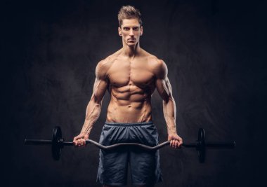 Yakışıklı gömleksiz adam şık saç ve kas ectomorph halter ile egzersizleri yapıyor.