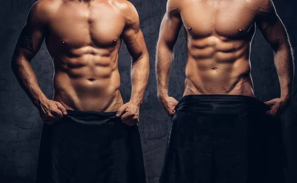Zwei sexy nackte muskulöse Männer, die mit schwarzen Hemden bekleidet sind. isoliert auf dunkel strukturiertem Hintergrund. — Stockfoto