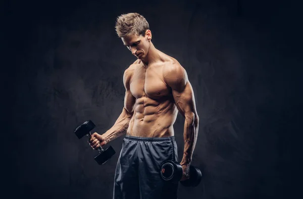 Hombre guapo sin camisa con el pelo elegante y el cuerpo ectomorph muscular haciendo los ejercicios con pesas . —  Fotos de Stock