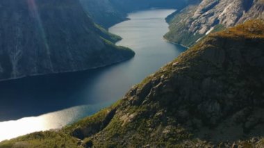 Havadan görünümü. Şaşırtıcı Norveç fiyordu yakınındaki Trolltunga.