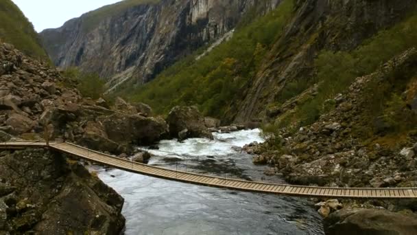 Wooden bridge over a mountain stream in Norway. — Stock Video