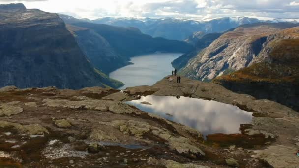 Gruppo di turisti sulla cima di una montagna. Fiordo di Norvegia . — Video Stock