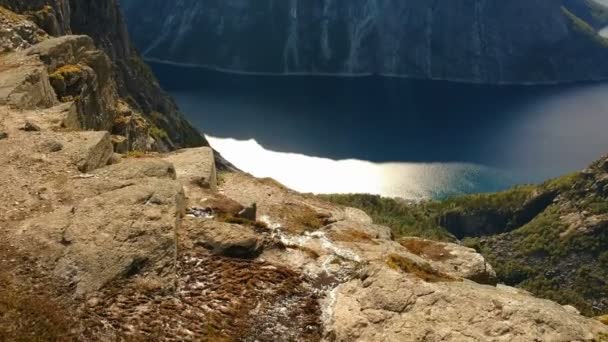 Luchtfoto. Geweldige fjord van Noorwegen in de buurt van Trolltunga. — Stockvideo