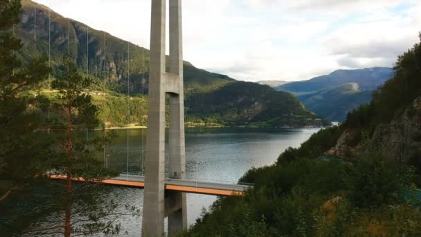 Ponte Hardanger attraverso il ramo Eidfjorden di Hardangerfjorden . — Video Stock