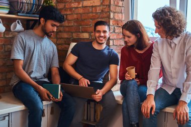 Dizüstü bilgisayar ve kitap dersleri öğrenci yurdu yapıyor Interracial öğrenci grubu.