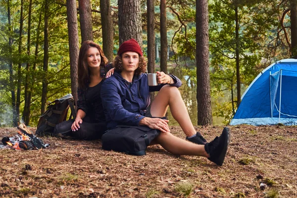 Természetjáró pár - szép göndör srác, és ül össze, az erdő, a bájos lány portréja. — Stock Fotó