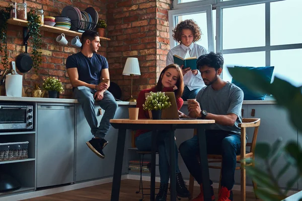 Cocina en dormitorio de estudiantes. Grupo de estudiantes interraciales dedicados a la educación . — Foto de Stock