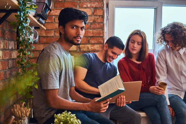 Grupp Blandras studenter med laptop och boken gör lektioner i studentboende. — Stockfoto