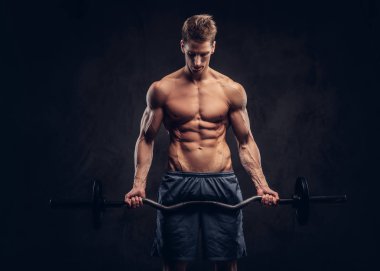 Yakışıklı gömleksiz adam şık saç ve kas ectomorph halter ile egzersizleri yapıyor.