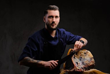 Şef yemek bir tabloda koyu arka plan üzerinde bir av evde özel kurutulmuş et kesme.