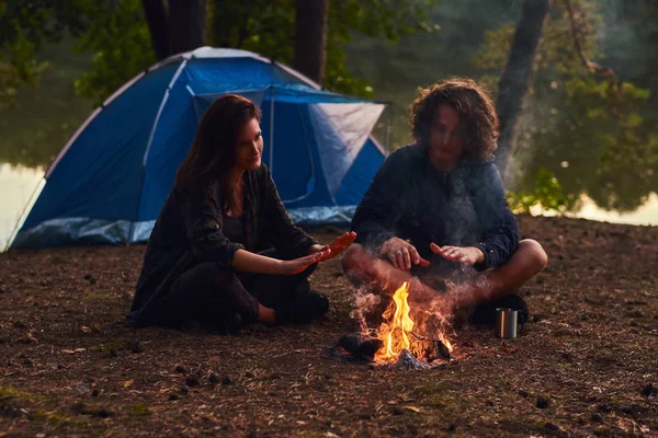Happy Young Couple Sitting Warming Campfire Camp Forest Sunset Travel — Stock Photo, Image