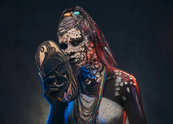 Portrait en gros plan d'une femme chamane africaine de la tribu autochtone africaine, vêtue d'un costume traditionnel. Concept de maquillage . — Photo