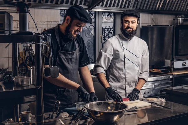Deux Cuisiniers Barbus Souriants Vêtus Uniformes Préparant Des Sushis Dans — Photo