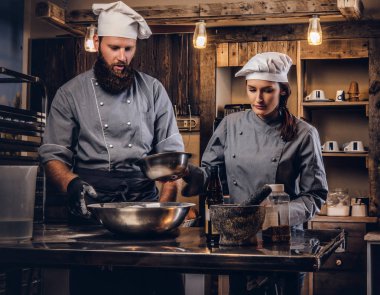 Şef Yardımcısı fırın ekmek pişirmeye öğretim.