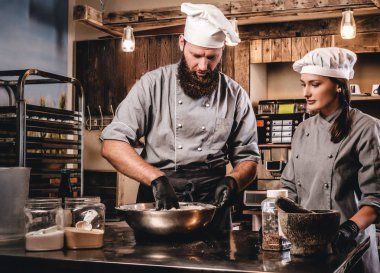 Mutfakta hamur yoğurma Şef. Şef Yardımcısı fırın ekmek pişirmeye öğretim.