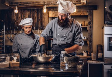 Mutfakta hamur yoğurma Şef. Şef Yardımcısı fırın ekmek pişirmeye öğretim.