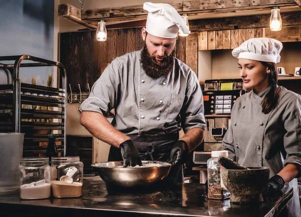 Mutfakta hamur yoğurma Şef. Şef Yardımcısı fırın ekmek pişirmeye öğretim.