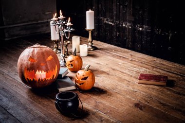 Korkunç kabaklar ve eski bir evde bir ahşap zemin üzerinde mum.