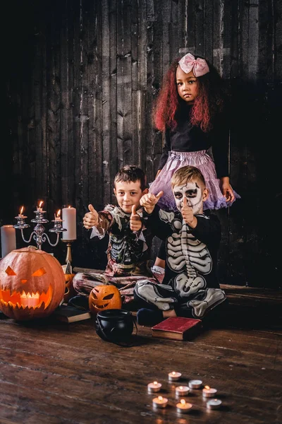 Grupo Lindos Niños Multirraciales Trajes Miedo Durante Fiesta Halloween Una —  Fotos de Stock