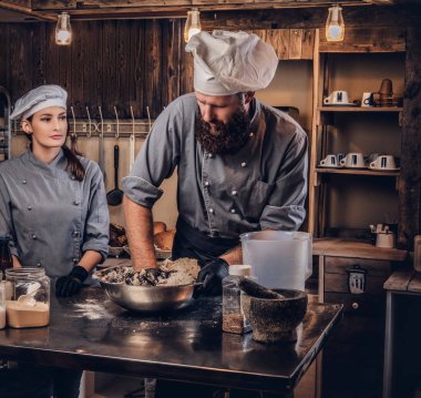 Mutfakta hamur yoğurma Şef. Şef Yardımcısı fırın ekmek pişirmeye öğretim.