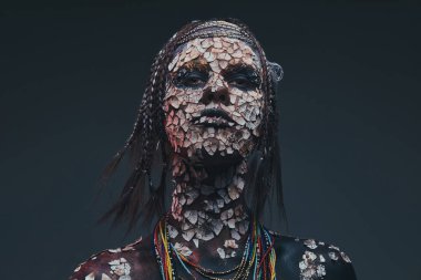 Korkunç bir Afrikalı şaman kadın portresi bir taşlaşmış çatlak deri ve dreadlocks ile. Makyaj konsepti.