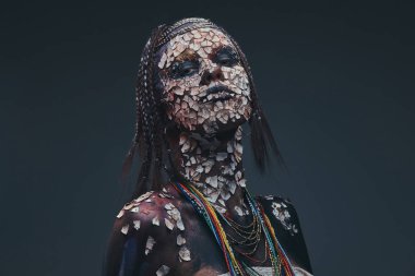 Korkunç bir Afrikalı şaman kadın portresi bir taşlaşmış çatlak deri ve dreadlocks ile. Makyaj konsepti.