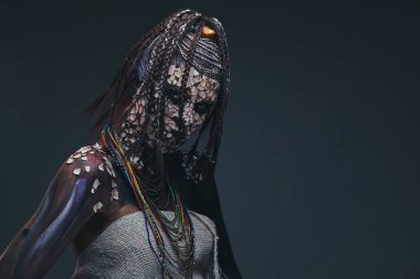 Korkunç bir Afrikalı şaman kadın portresi bir taşlaşmış çatlak deri ve dreadlocks ile. Makyaj konsepti.