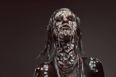 Korkunç bir Afrikalı şaman kadın portresi bir taşlaşmış çatlak deri ve dreadlocks ile. Makyaj konsepti.