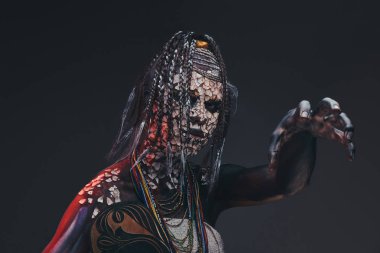 Korkunç bir Afrika şaman taşlaşmış çatlak deri ve dreadlocks ile. Makyaj konsepti.