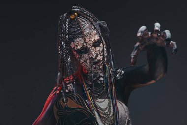 Korkunç bir Afrika şaman taşlaşmış çatlak deri ve dreadlocks ile. Makyaj konsepti.