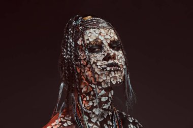 Korkunç bir Afrikalı şaman kadın portresi bir taşlaşmış çatlak deri ve dreadlocks ile. Makyaj konsepti.