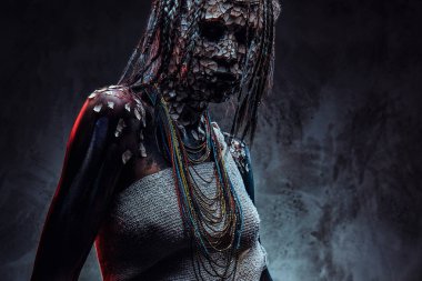 Korkunç bir Afrikalı şaman kadın portresi bir taşlaşmış çatlak deri ve dreadlocks ile. Makyaj konsepti.
