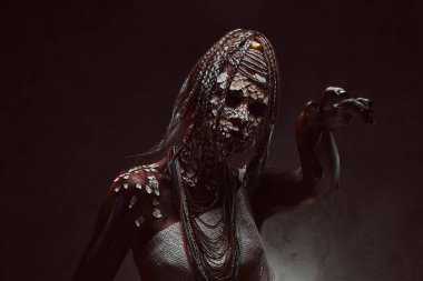 Korkunç bir Afrika şaman taşlaşmış çatlak deri ve dreadlocks ile. Makyaj konsepti.