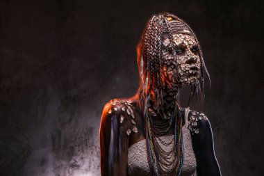 Korkunç bir Afrikalı şaman kadın portresi bir taşlaşmış çatlak deri ve dreadlocks ile. Makyaj konsepti.