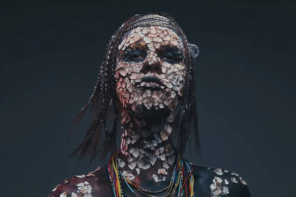 Retrato de una espeluznante chamán africana con una piel petrificada agrietada y rastas. Concepto de maquillaje . — Foto de Stock