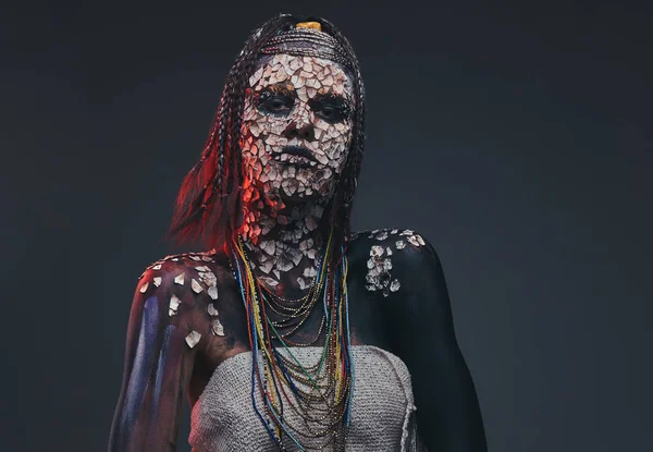 Retrato de una espeluznante chamán africana con una piel petrificada agrietada y rastas. Concepto de maquillaje . —  Fotos de Stock