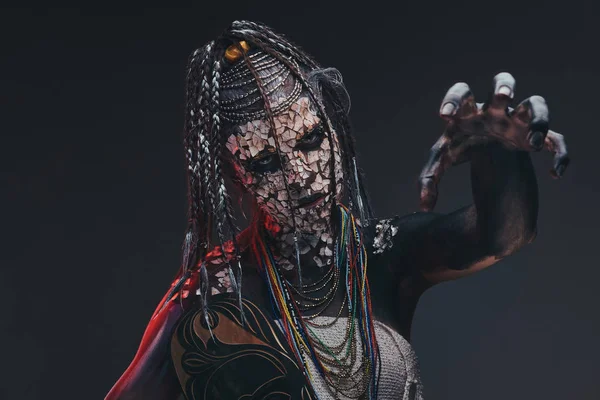 Shaman africain effrayant avec une peau fissurée pétrifiée et des dreadlocks. Concept de maquillage . — Photo