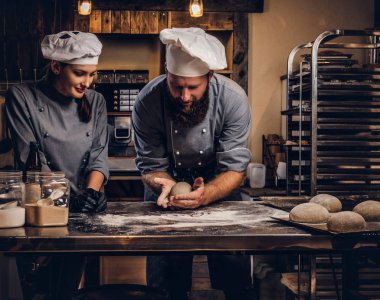 Bir fırın ekmek pişirmeye asistanı öğretim Şef.