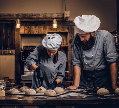 Ekmek pişirme master class. Şef mutfak pişirme test hazır örnekleri gösterilen asistanı ile.