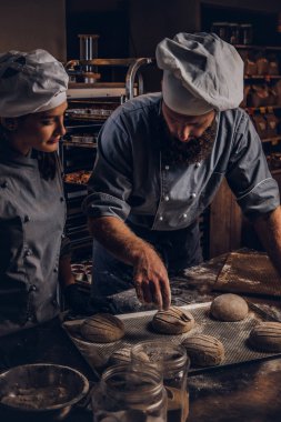 Ekmek pişirme master class. Şef mutfak pişirme test hazır örnekleri gösterilen asistanı ile.