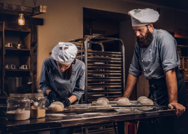 Ekmek pişirme master class. Şef mutfak pişirme test hazır örnekleri gösterilen asistanı ile.
