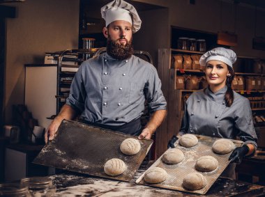 Ekmek pişirme master class. Şef mutfak pişirme test hazır örnekleri gösterilen asistanı ile.