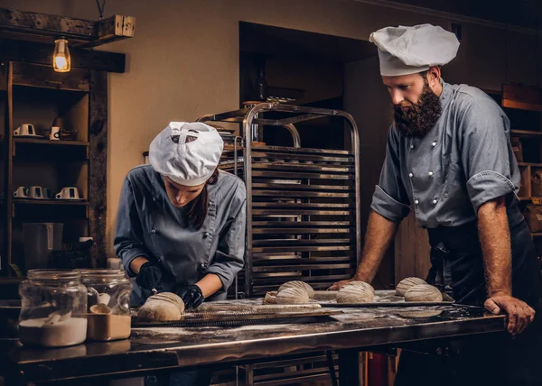 Ekmek pişirme master class. Şef mutfak pişirme test hazır örnekleri gösterilen asistanı ile.