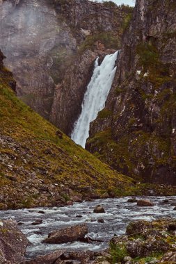 Şelale rocky Dağları'nda. Norveç'te şaşırtıcı doğa.