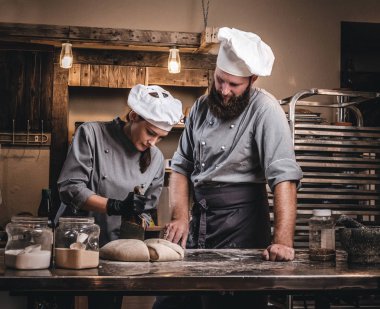 Bir fırın ekmek pişirmeye asistanı öğretim Şef.