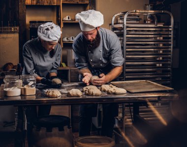 Bir fırın ekmek pişirmeye asistanı öğretim Şef.