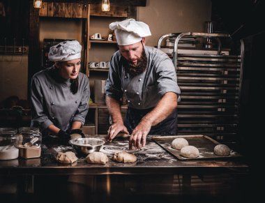 Bir fırın ekmek pişirmeye asistanı öğretim Şef.